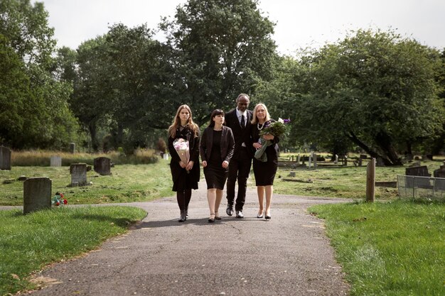 Famille visitant la tombe d'un être cher