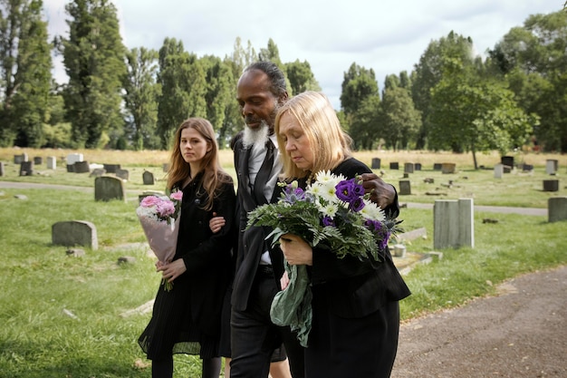 Photo gratuite famille visitant la tombe d'un être cher