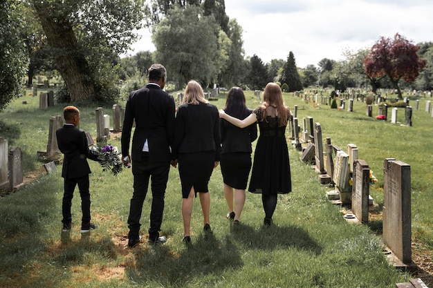 Famille visitant la tombe d'un être cher