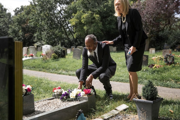 Photo gratuite famille visitant la tombe d'un être cher