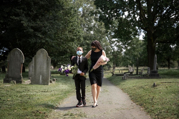 Famille Visitant La Tombe D'un être Cher