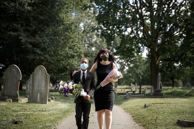 Famille visitant la tombe d'un être cher