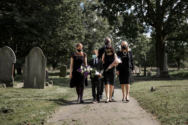 Famille visitant la tombe d'un être cher