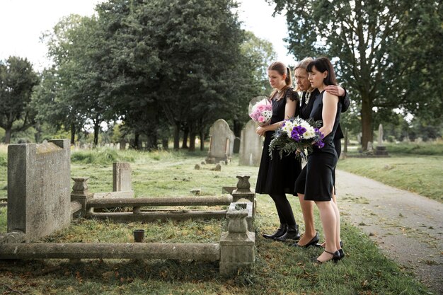 Famille visitant la tombe d'un être cher