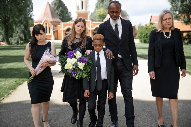 Famille visitant la tombe d'un être cher