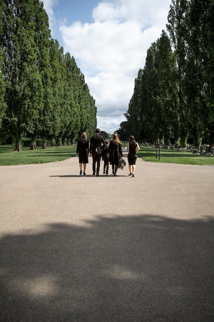 Famille visitant la tombe d'un être cher