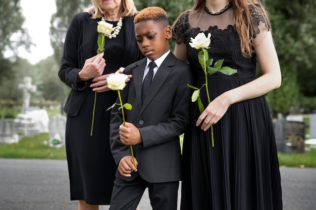 Photo gratuite famille visitant la tombe d'un être cher