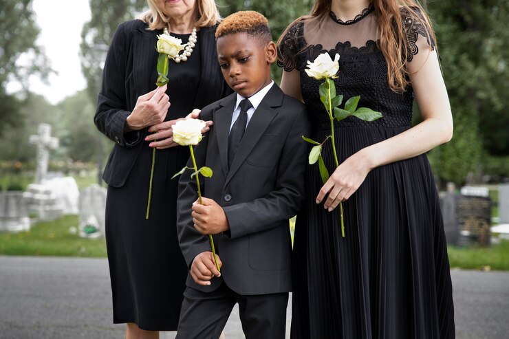 Photo gratuit famille visitant la tombe d'un être cher