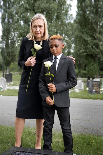 Famille visitant la tombe d'un être cher