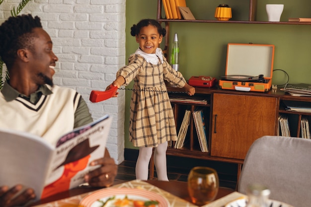 Photo gratuite famille vue de côté dans un style rétro