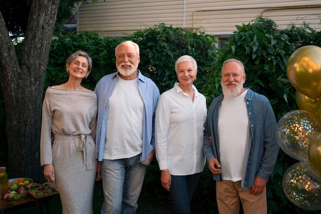 Photo gratuite famille vue de face célébrant son anniversaire