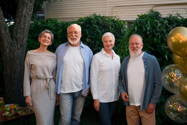 Famille vue de face célébrant son anniversaire