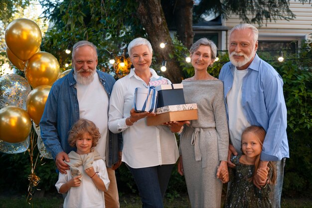 Famille vue de face célébrant son anniversaire