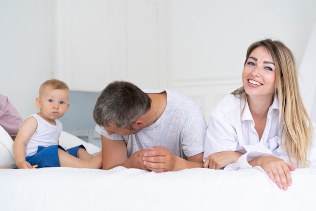 Famille vue de face posant ensemble