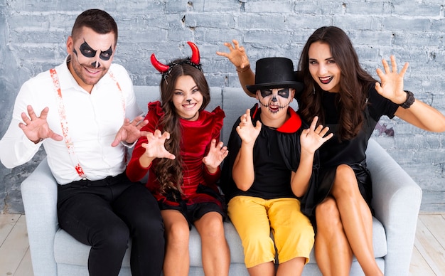 Famille vue de face posant pour halloween