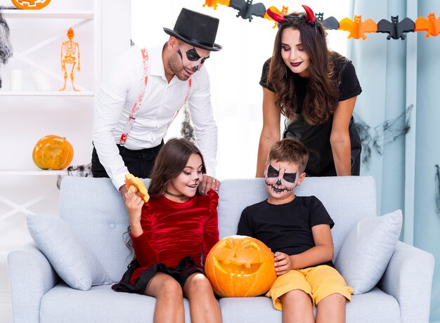 Famille vue de face prête pour Halloween