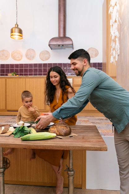 Famille vue latérale avec une cuisine délicieuse