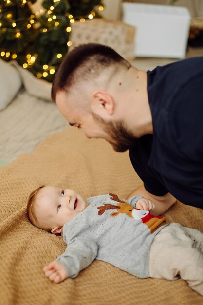 Familles Portrait Of Happy Young Mother And Father with Child Posing In home Interior