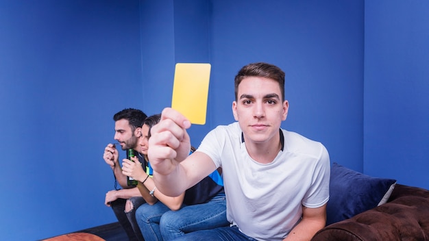 Fan montrant un carton jaune