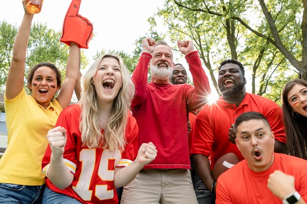 Les fans de football célébrant la victoire de leur équipe lors d'une fête de hayon