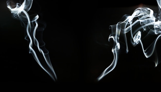 Fantastiques formes de fumée sur fond noir