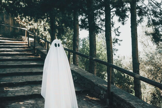 Fantôme debout sur les marches dans le parc