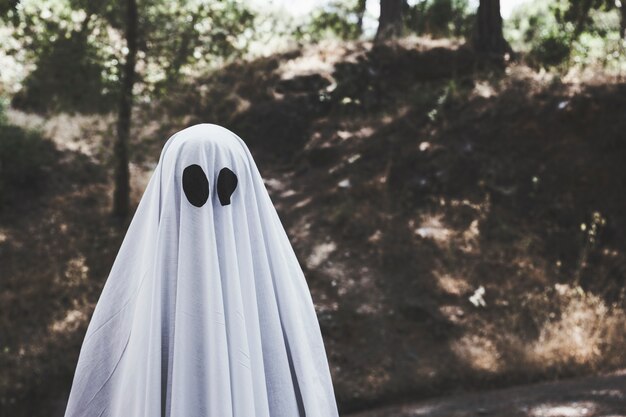 Fantôme sombre dans un parc obscur