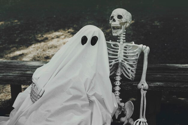 Fantôme et squelette étreignant sur un banc