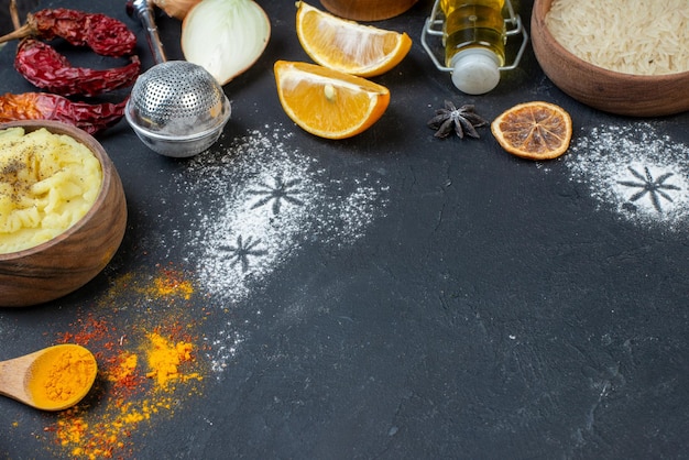 Farine blanche vue de face avec des œufs et différents ingrédients sur le fond sombre pâte couleur lait repas nourriture four à cuire