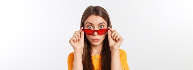 Fashion girl hipster dans des verres fond blanc isolé