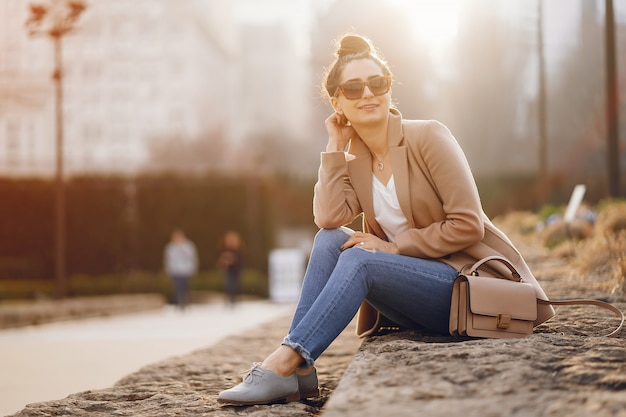 Fashion girl marchant dans un parc de sspring