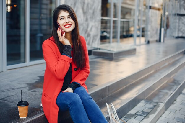 Fashion girl marchant dans une ville d&#39;été