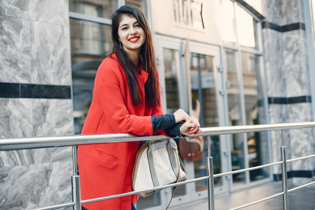 Fashion girl marchant dans une ville d&#39;été