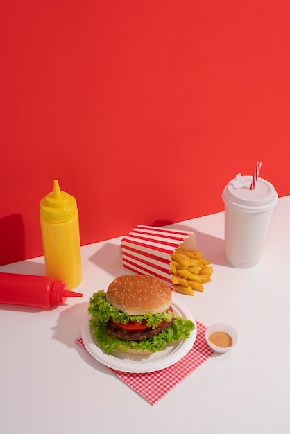 Photo gratuite fast-food délicieux à angle élevé