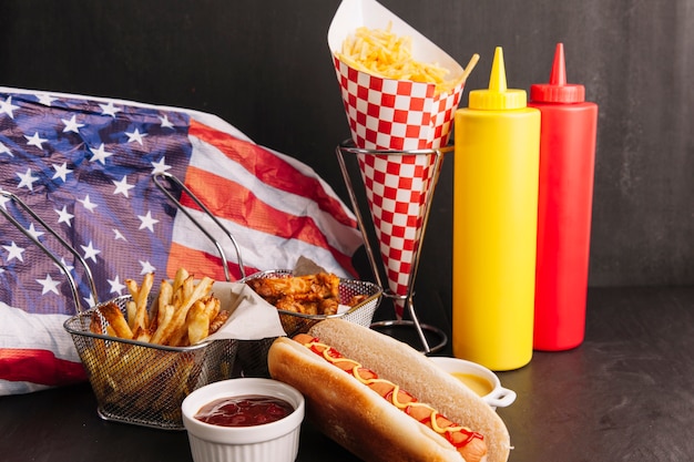 Photo gratuite fast food et drapeau américain