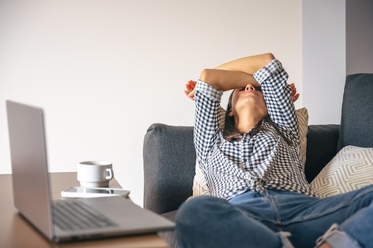 Photo gratuit fatigué du travail jeune femme devant un ordinateur portable