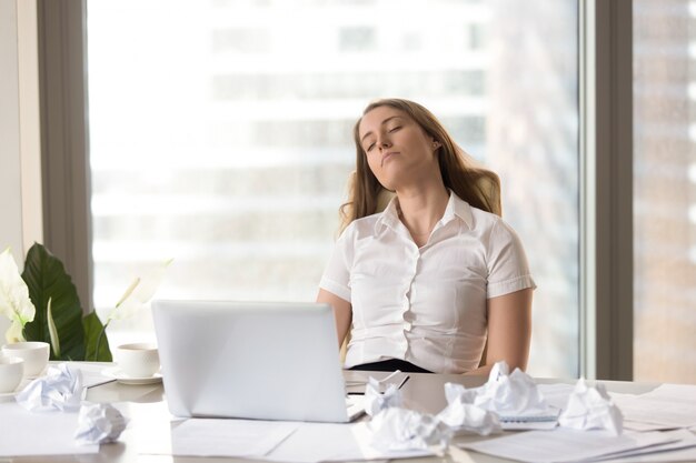 Fatigué, femme affaires, dormir, chaise, bureau