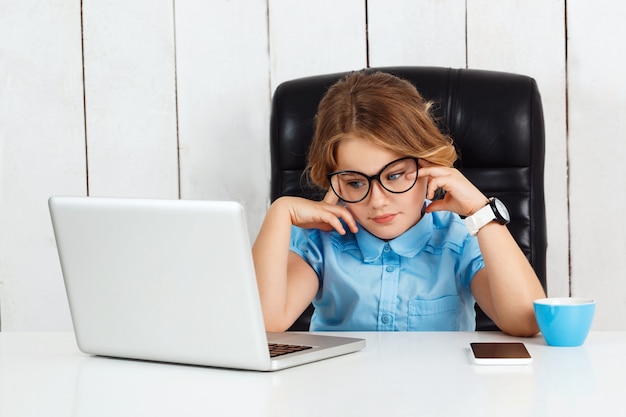 Fatigué de jeune belle fille assise au lieu de travail au bureau.