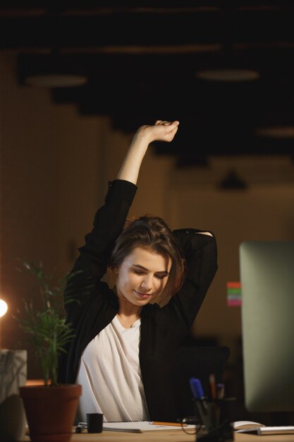 Fatigué de jeune femme designer assis dans le bureau