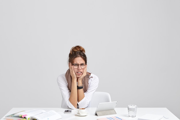 Fatigué jeune femme travaille des heures supplémentaires