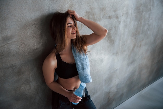 Fatigué mais heureux. Photo d'une superbe femme blonde dans la salle de sport pendant son week-end