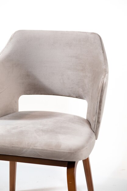 Fauteuil confortable gris isolé sur un blanc