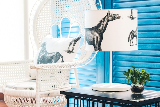 Fauteuil avec un coussin de cheval et une lampe avec des chevaux