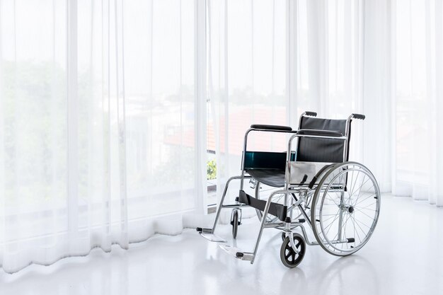 Fauteuil roulant dans une pièce vide d'une maison de retraite ou d'un hôpital