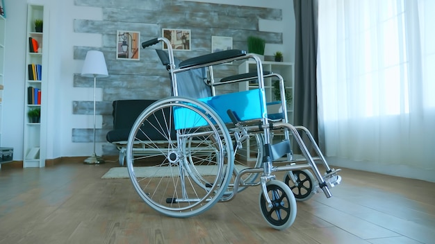 Fauteuil roulant pour patient handicapé dans une pièce vide