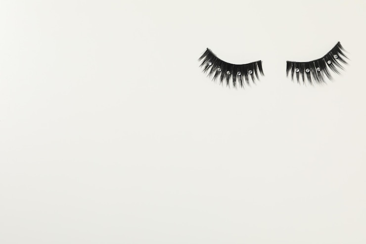 Photo gratuit faux cils concept de différents accessoires de maquillage