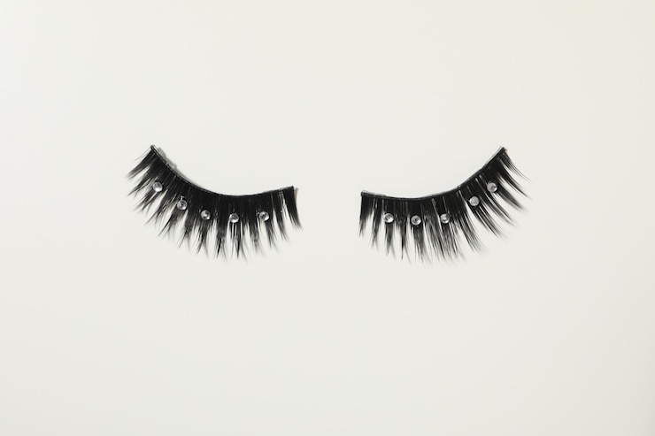 Photo gratuit faux cils concept de différents accessoires de maquillage