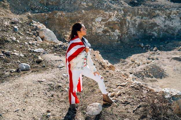 Femelle adulte, debout, drapeau, montagne