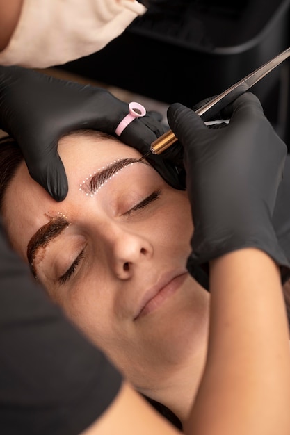 Photo gratuite femelle passant par un traitement de microblading