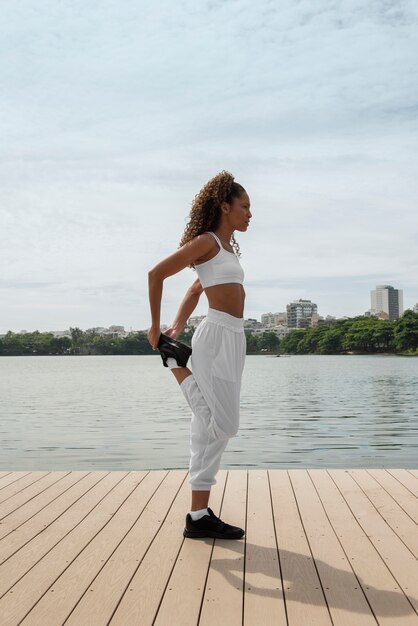 Une femme avec des abdominaux visibles faisant du fitness